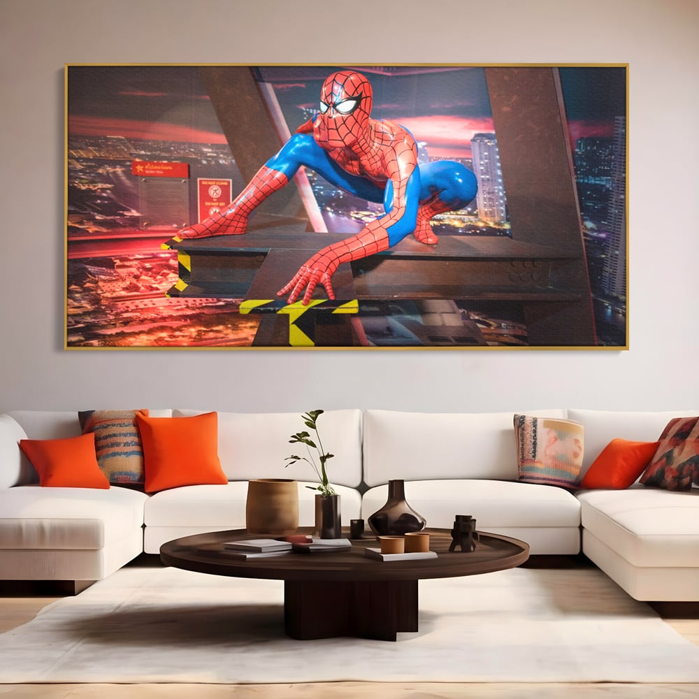 Tablou canvas cu tablou canvas cu figurina spider man, in rama de aluminiu auriu, pe perete intr-un living